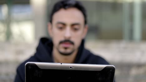 Ernster-Mann-Benutzt-Tablet-PC-Auf-Der-Straße